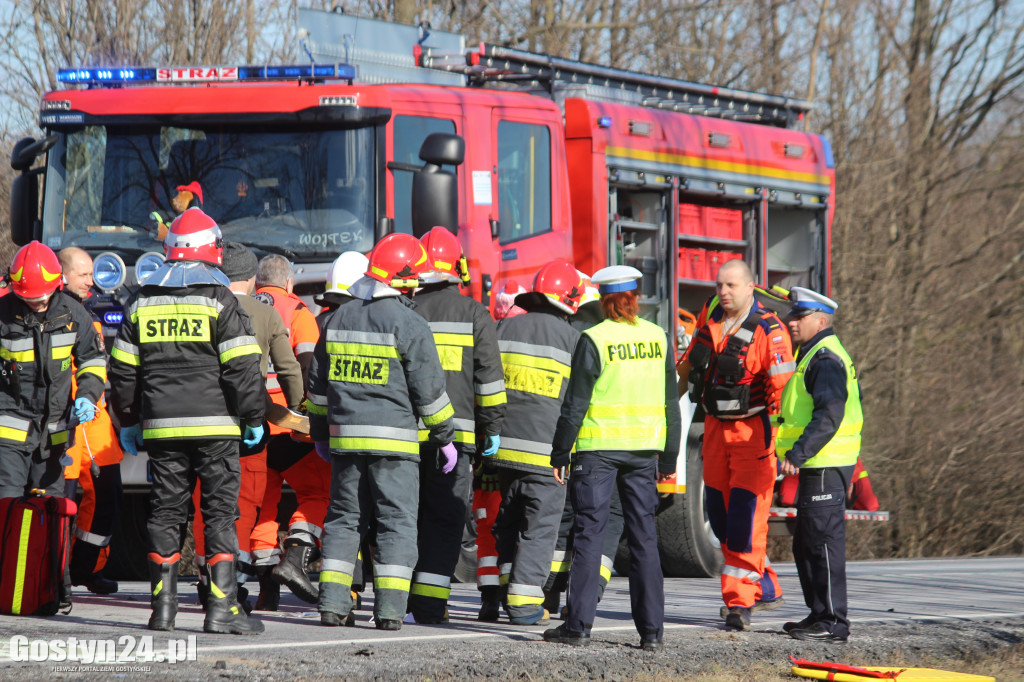 Czołowe zderzenie dwóch samochodów