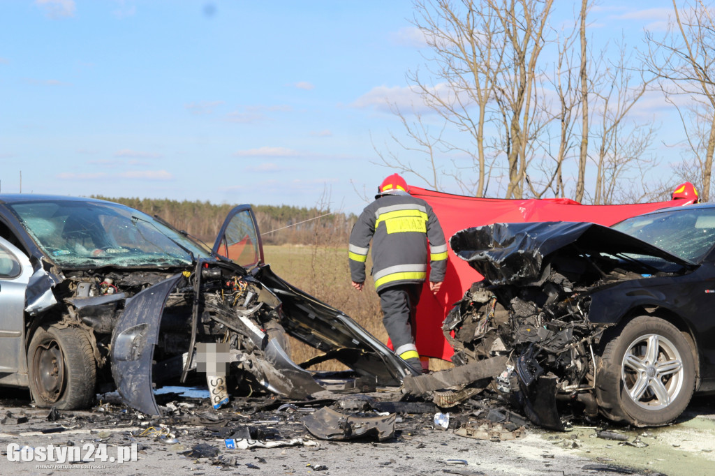 Czołowe zderzenie dwóch samochodów
