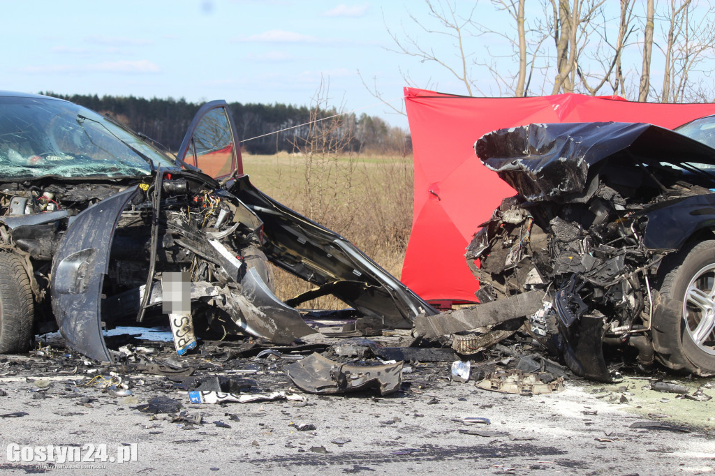Czołowe zderzenie dwóch samochodów