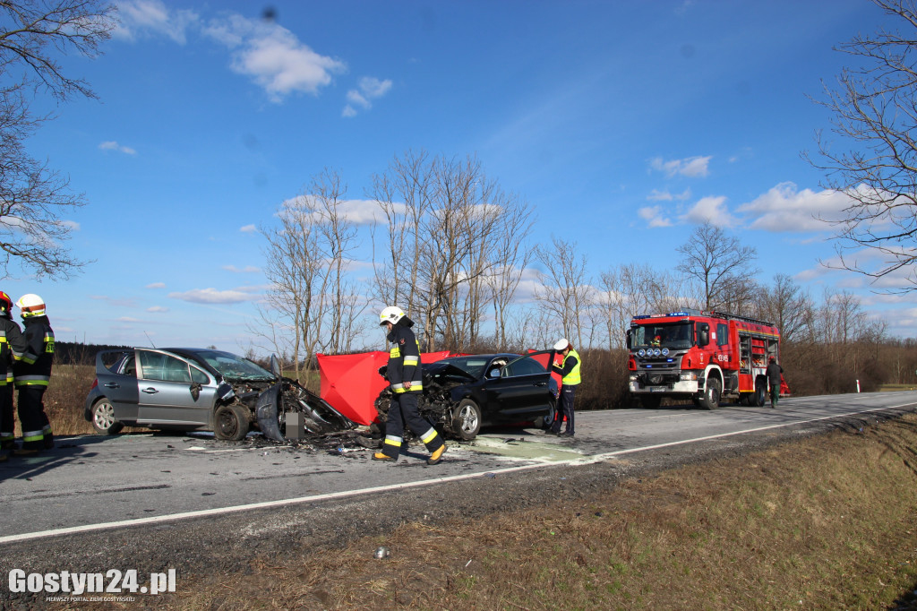 Czołowe zderzenie dwóch samochodów