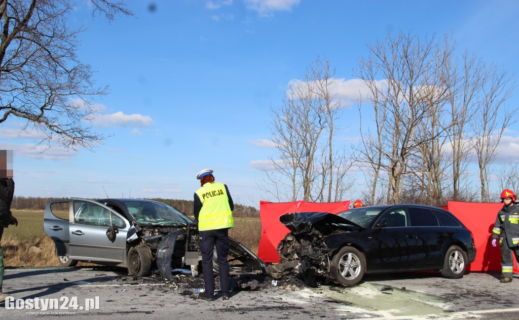 Czołowe zderzenie dwóch samochodów