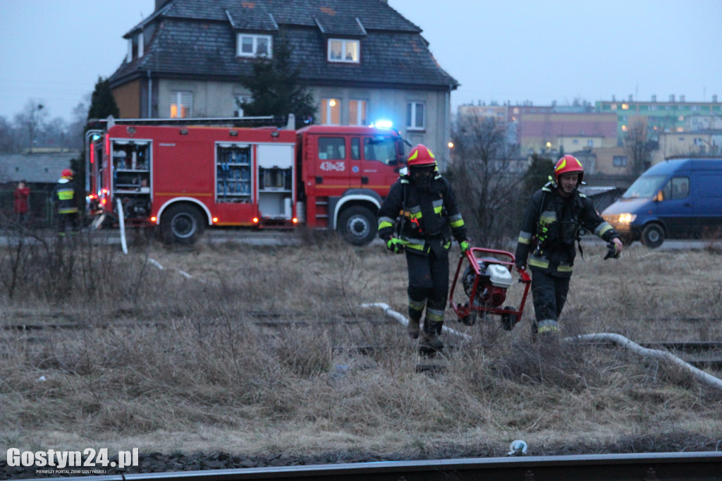 Ogień w pustostanie PKP...
