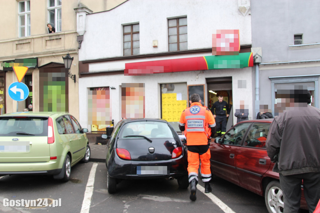 Kobieta wpadła z konstrukcją dachu do sklepu