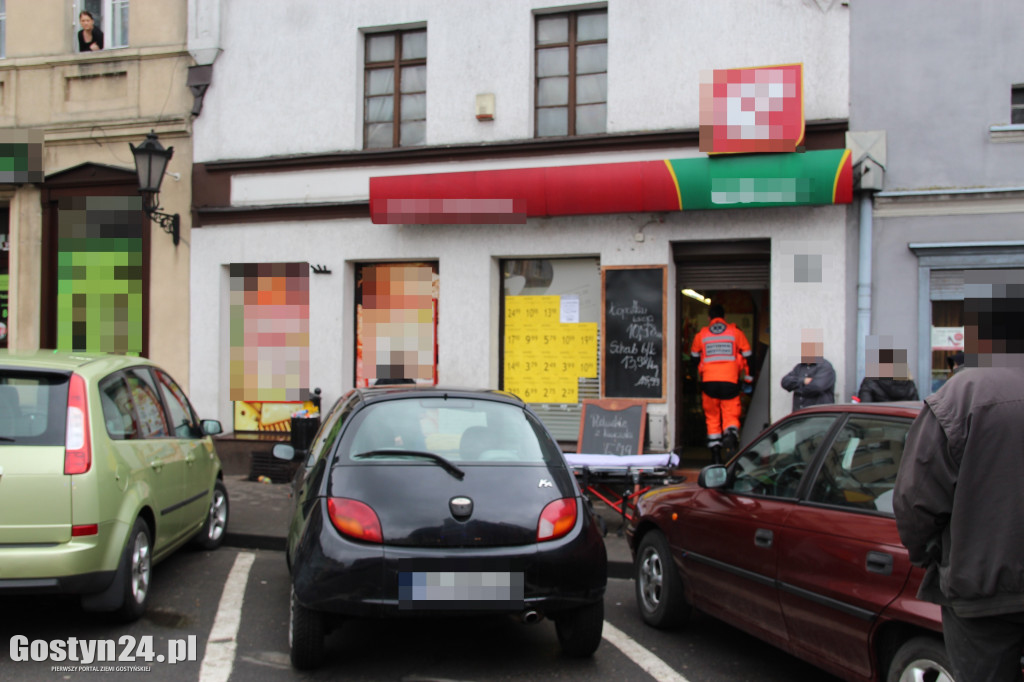 Kobieta wpadła z konstrukcją dachu do sklepu