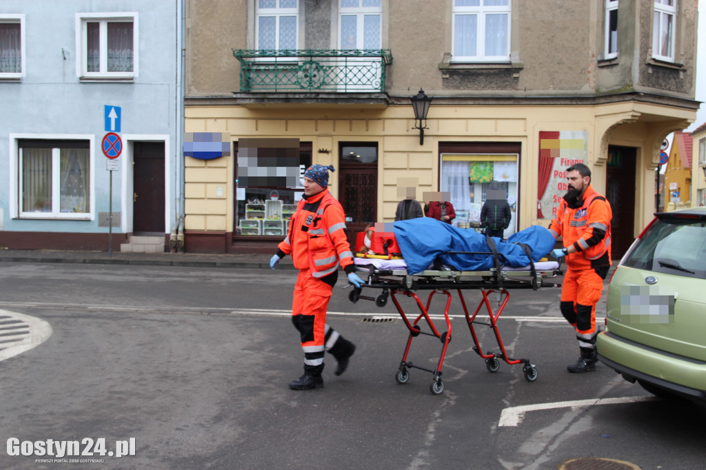 Kobieta wpadła z konstrukcją dachu do sklepu