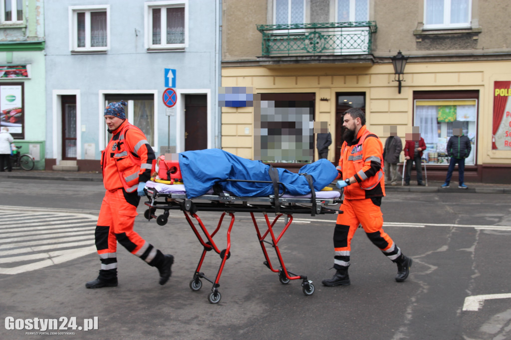 Kobieta wpadła z konstrukcją dachu do sklepu