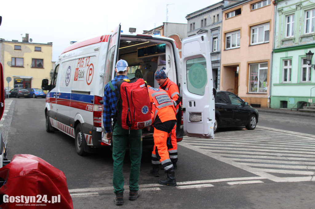 Kobieta wpadła z konstrukcją dachu do sklepu