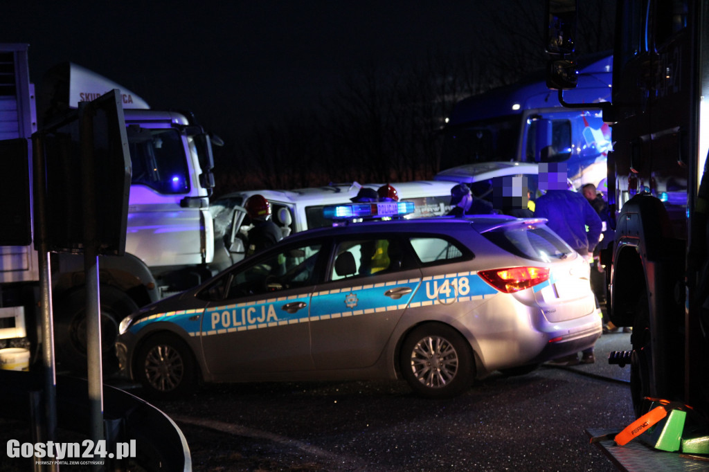 Czołowe zderzenie busa i ciężarówki