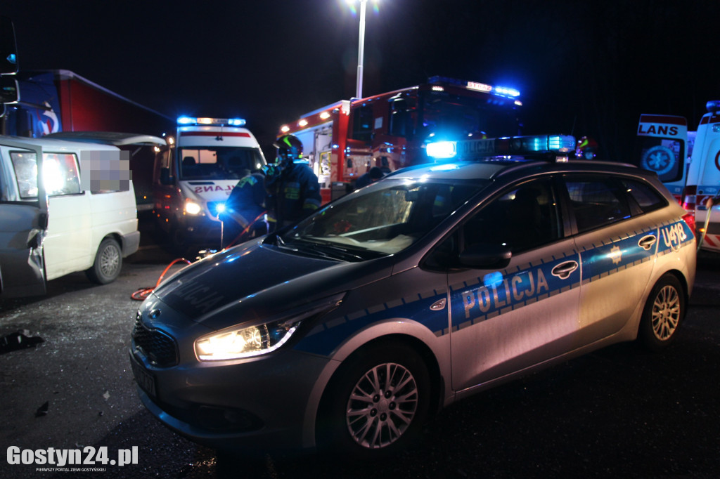 Czołowe zderzenie busa i ciężarówki