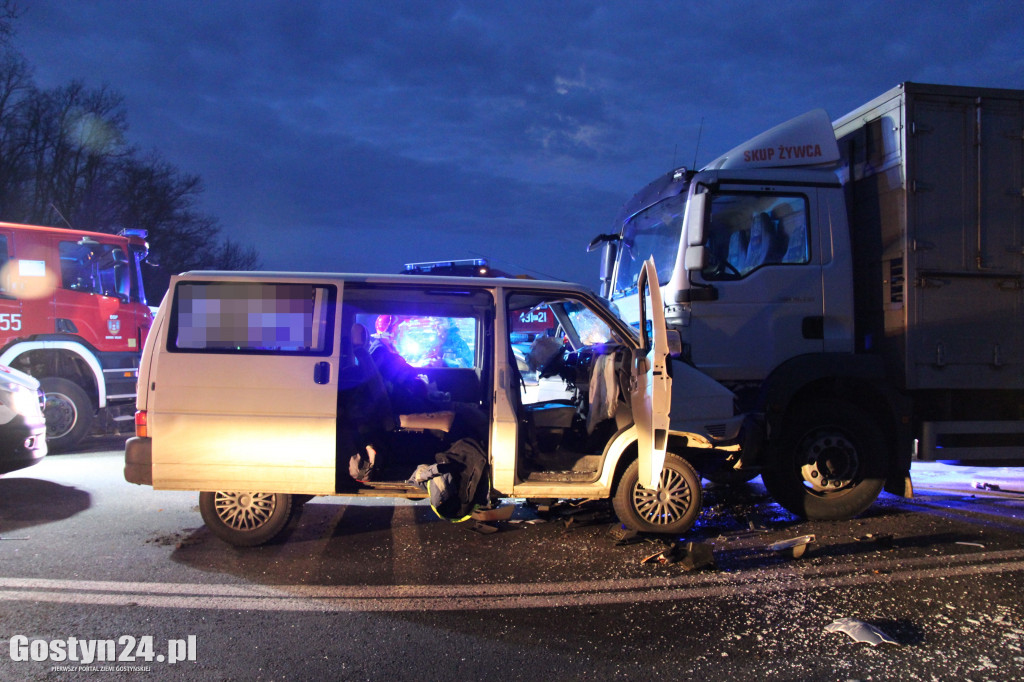 Czołowe zderzenie busa i ciężarówki