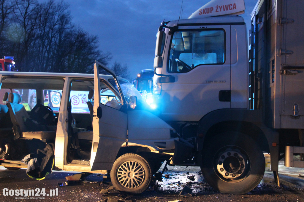 Czołowe zderzenie busa i ciężarówki