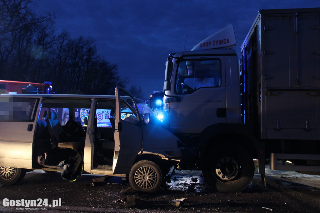 Czołowe zderzenie busa i ciężarówki