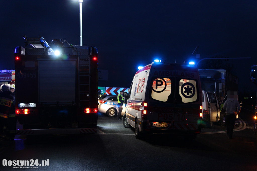 Czołowe zderzenie busa i ciężarówki