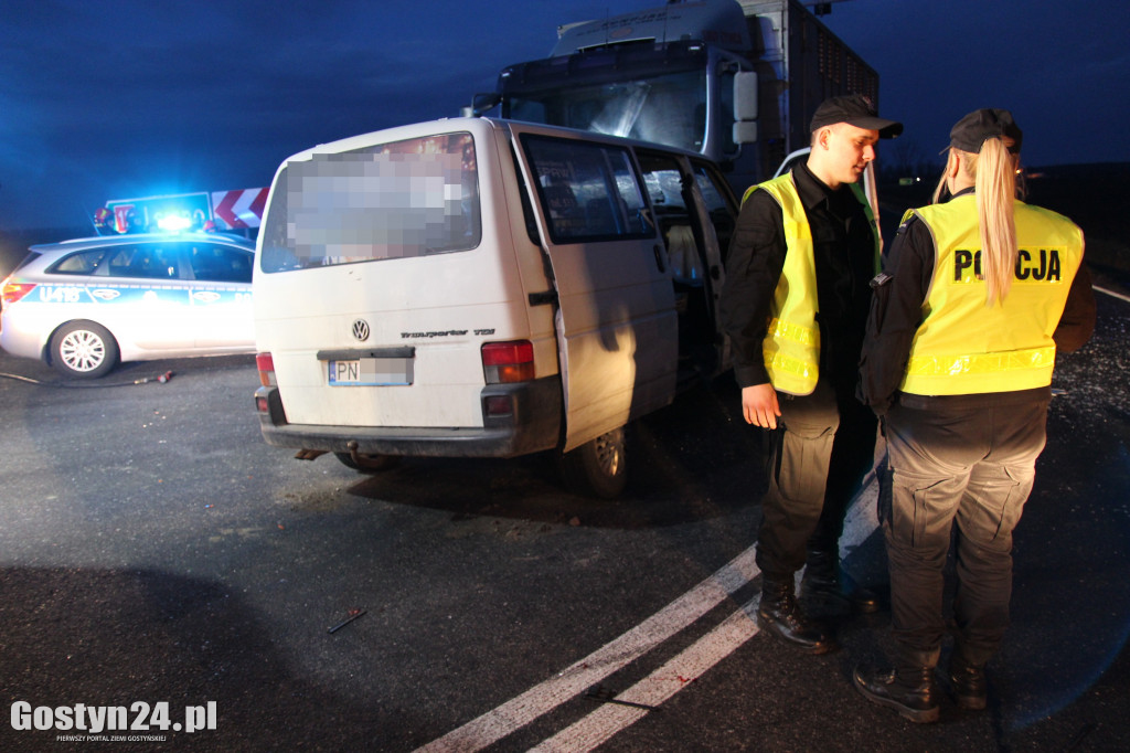 Czołowe zderzenie busa i ciężarówki