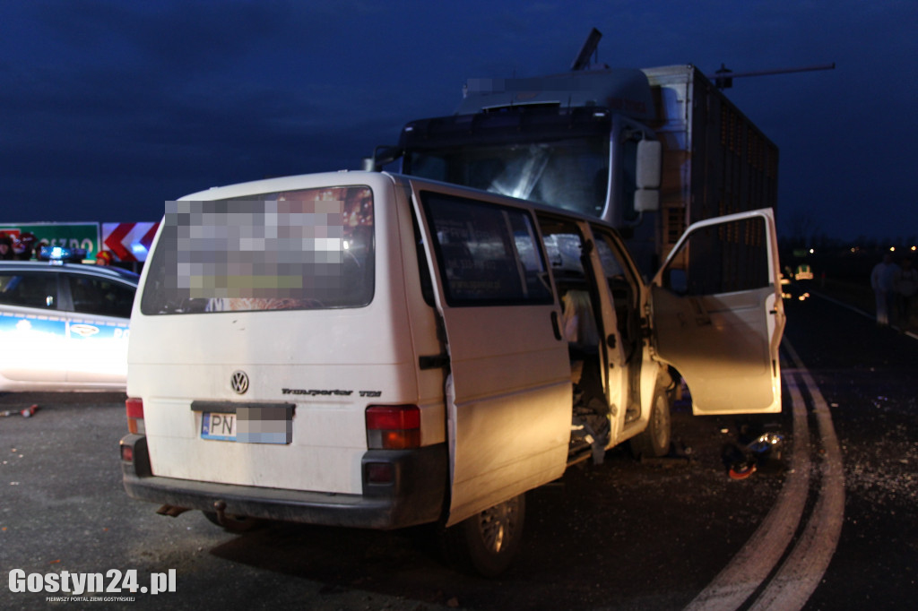 Czołowe zderzenie busa i ciężarówki
