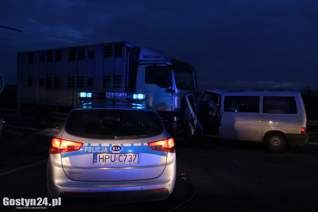 Czołowe zderzenie busa i ciężarówki