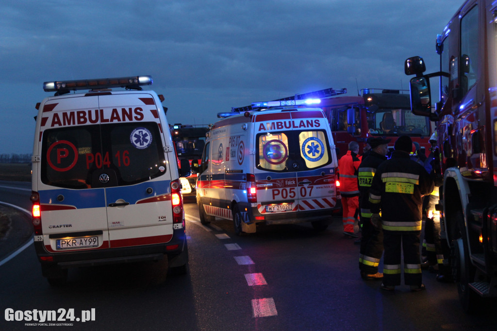Czołowe zderzenie busa i ciężarówki