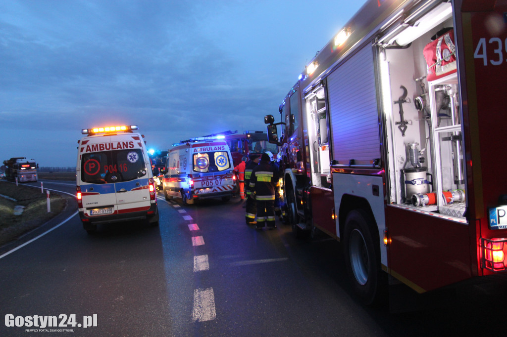 Czołowe zderzenie busa i ciężarówki