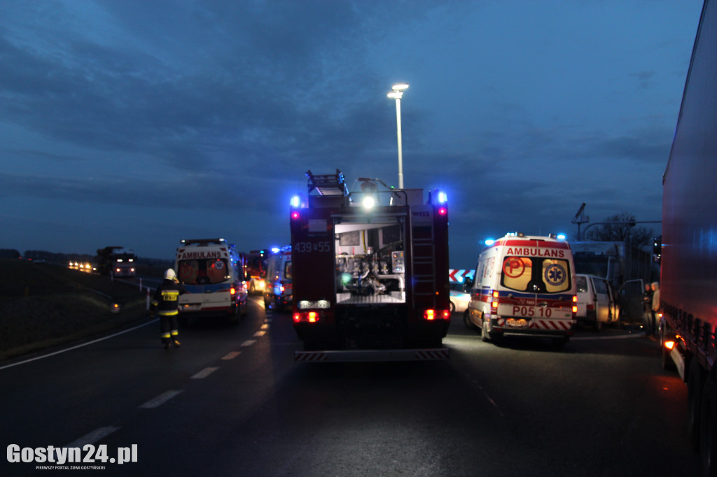 Czołowe zderzenie busa i ciężarówki