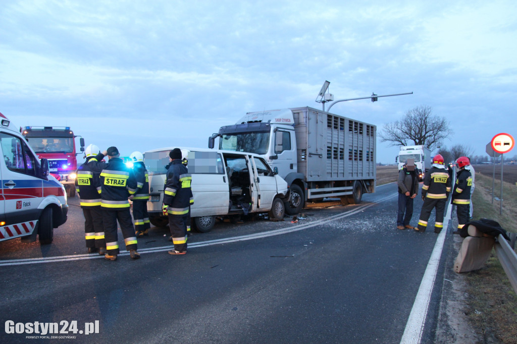 Czołowe zderzenie busa i ciężarówki