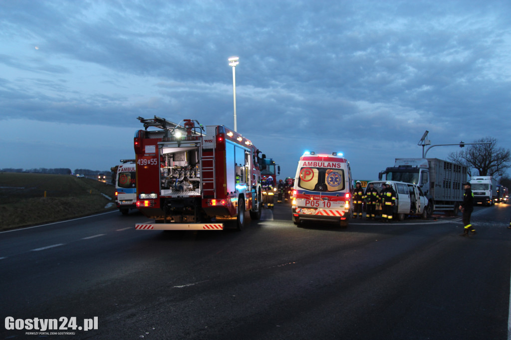 Czołowe zderzenie busa i ciężarówki