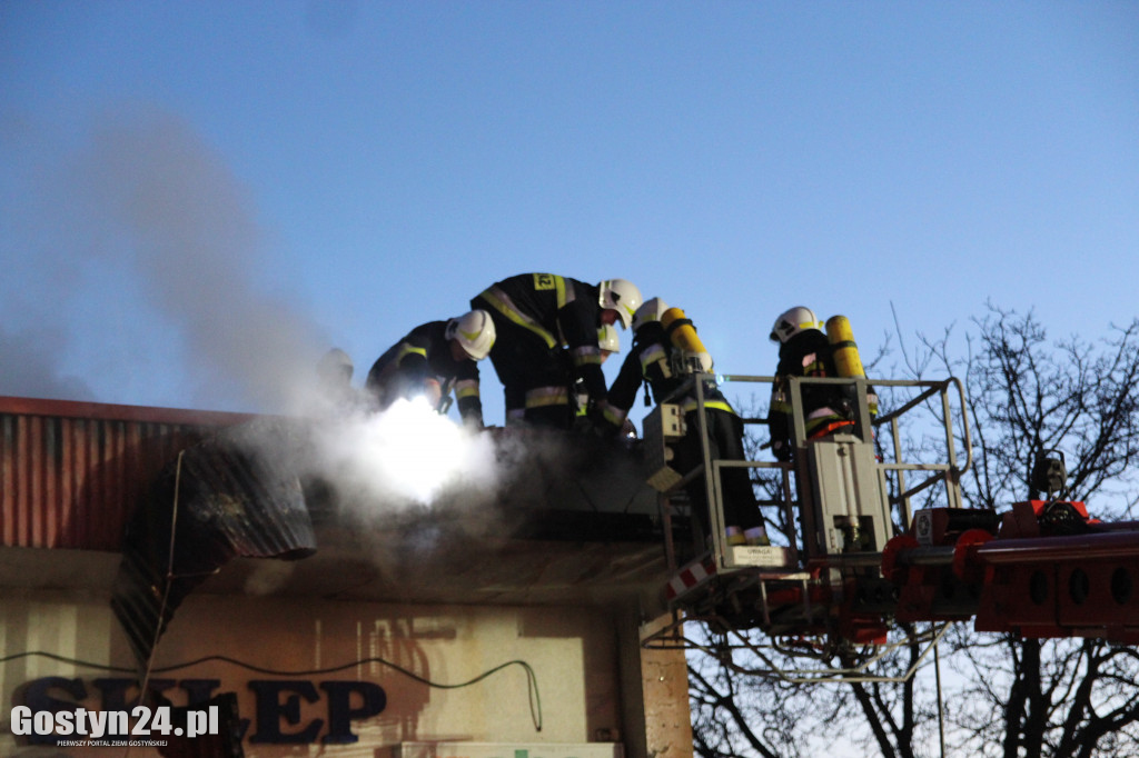 Pożar dachu sklepu wielobranżowego i warsztatu