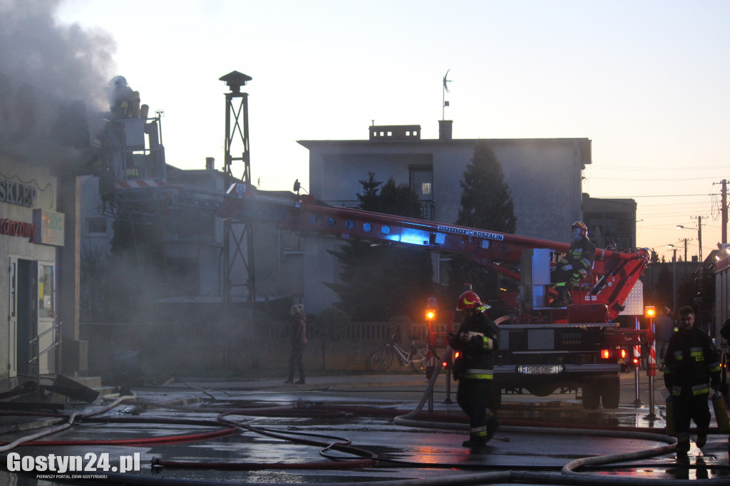Pożar dachu sklepu wielobranżowego i warsztatu
