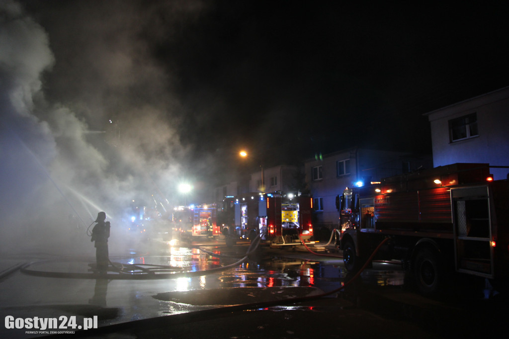 Pożar dachu sklepu wielobranżowego i warsztatu
