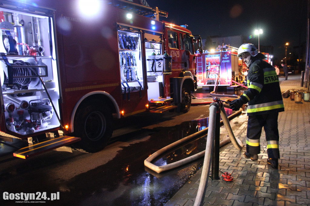 Pożar dachu sklepu wielobranżowego i warsztatu