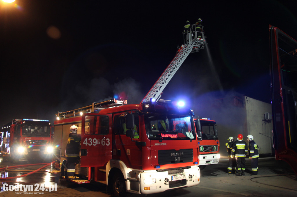 Pożar dachu sklepu wielobranżowego i warsztatu