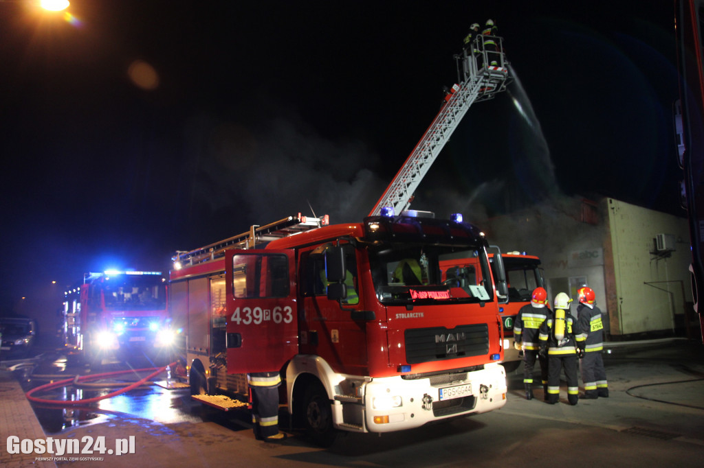 Pożar dachu sklepu wielobranżowego i warsztatu