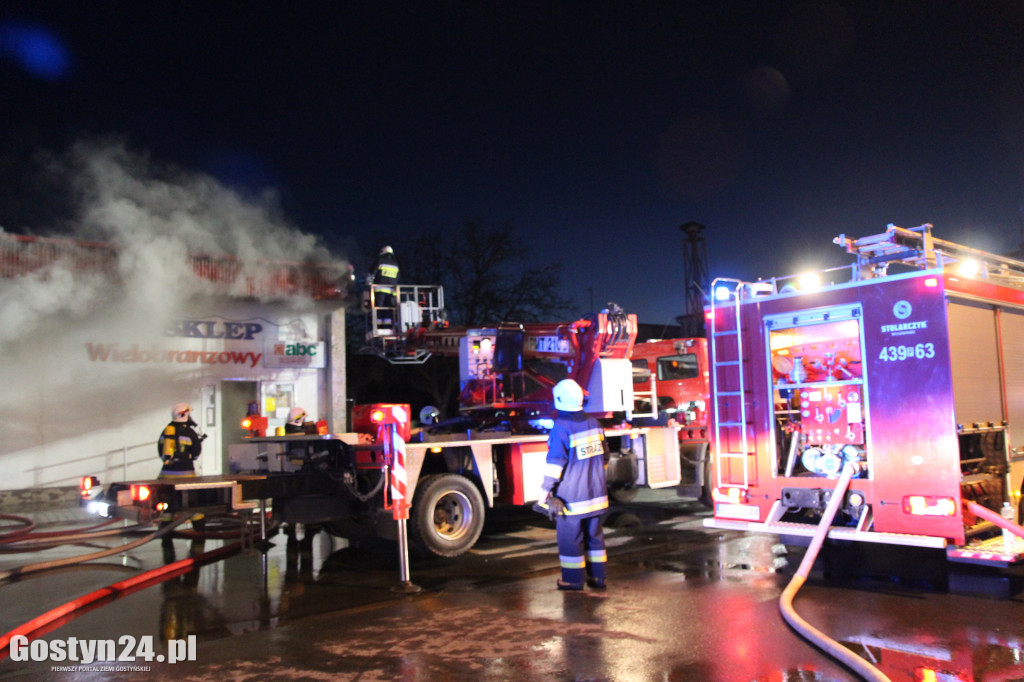 Pożar dachu sklepu wielobranżowego i warsztatu