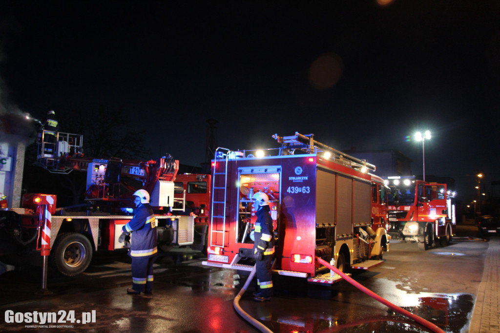 Pożar dachu sklepu wielobranżowego i warsztatu