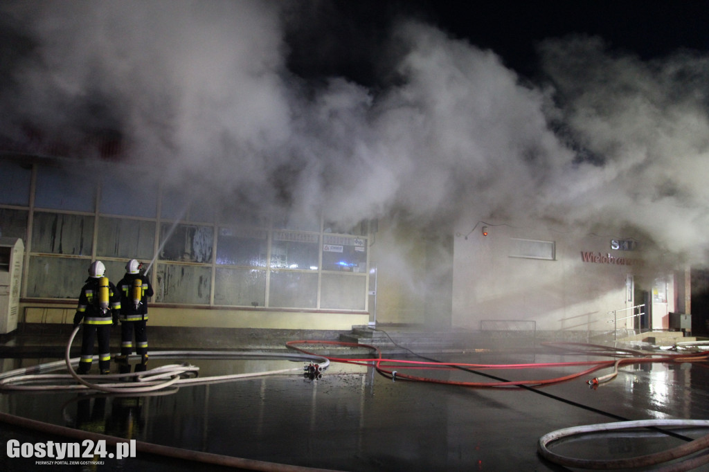 Pożar dachu sklepu wielobranżowego i warsztatu
