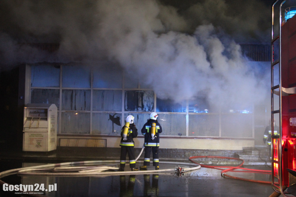 Pożar dachu sklepu wielobranżowego i warsztatu