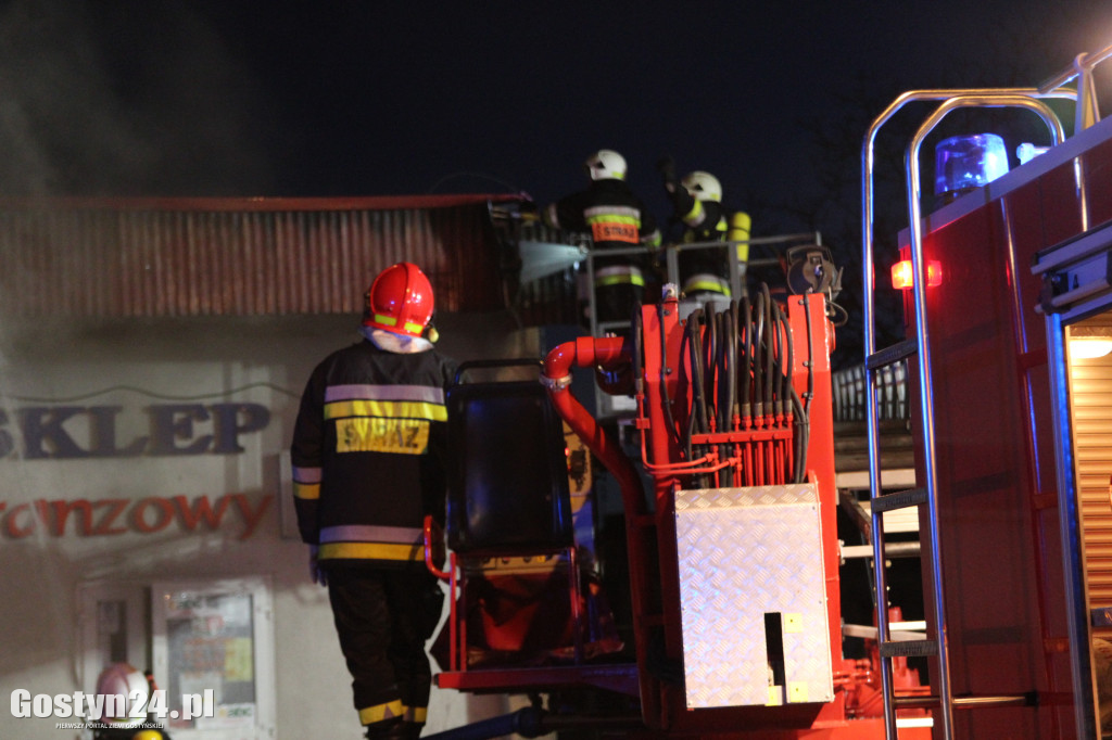 Pożar dachu sklepu wielobranżowego i warsztatu