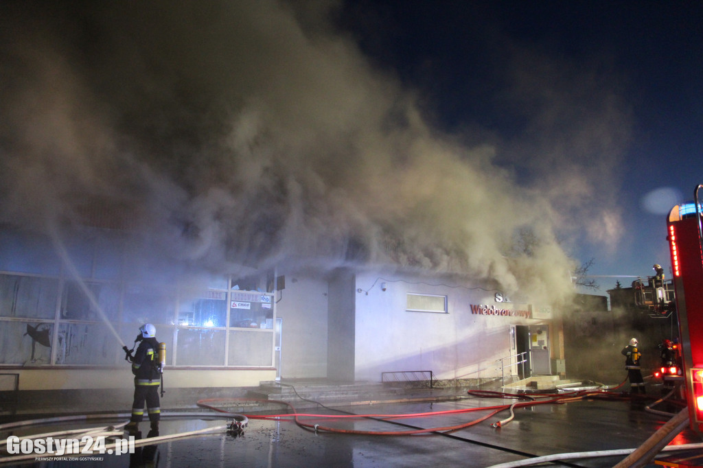 Pożar dachu sklepu wielobranżowego i warsztatu