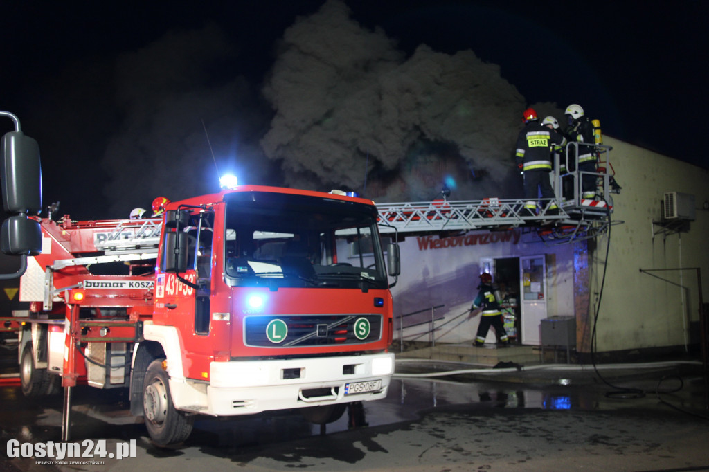 Pożar dachu sklepu wielobranżowego i warsztatu