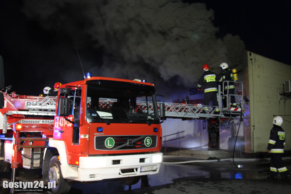 Pożar dachu sklepu wielobranżowego i warsztatu