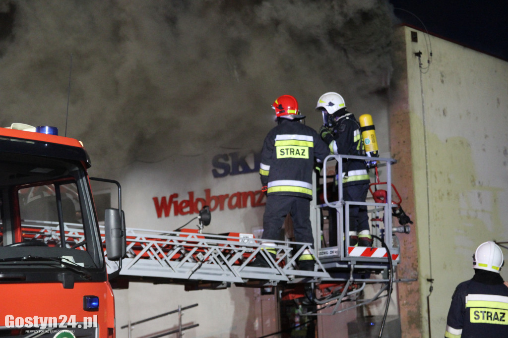Pożar dachu sklepu wielobranżowego i warsztatu