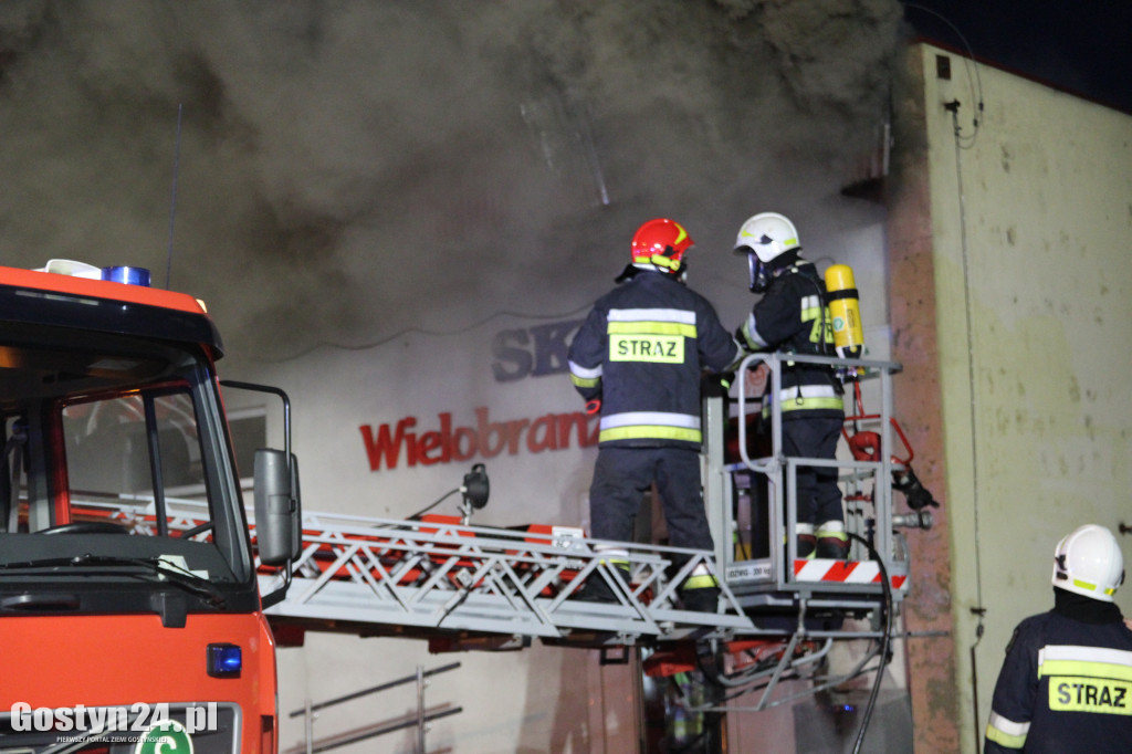 Pożar dachu sklepu wielobranżowego i warsztatu