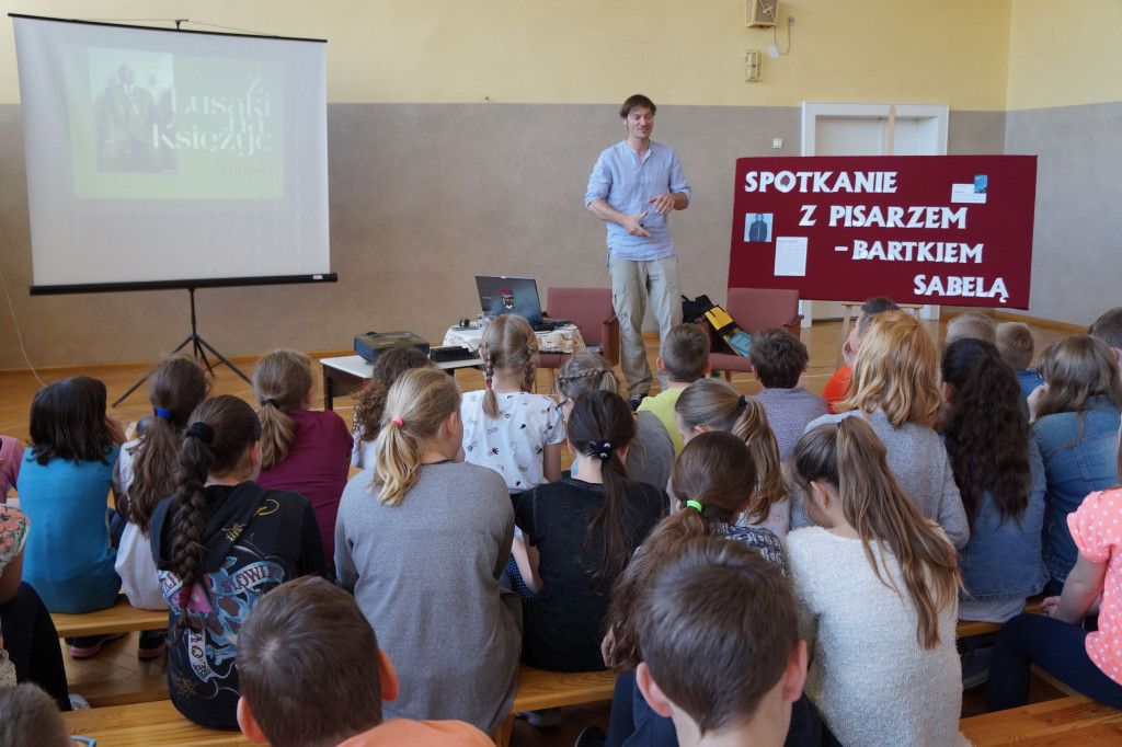 Bartek Sabela w gostyńskiej bibliotece