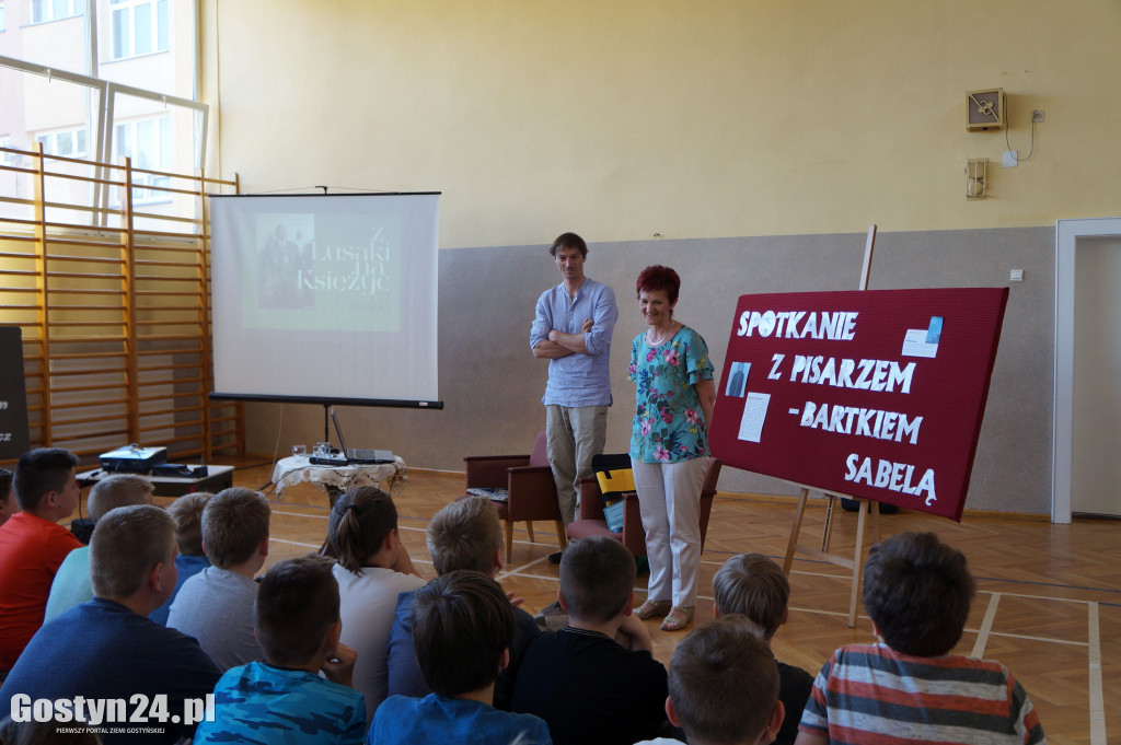 Bartek Sabela w gostyńskiej bibliotece