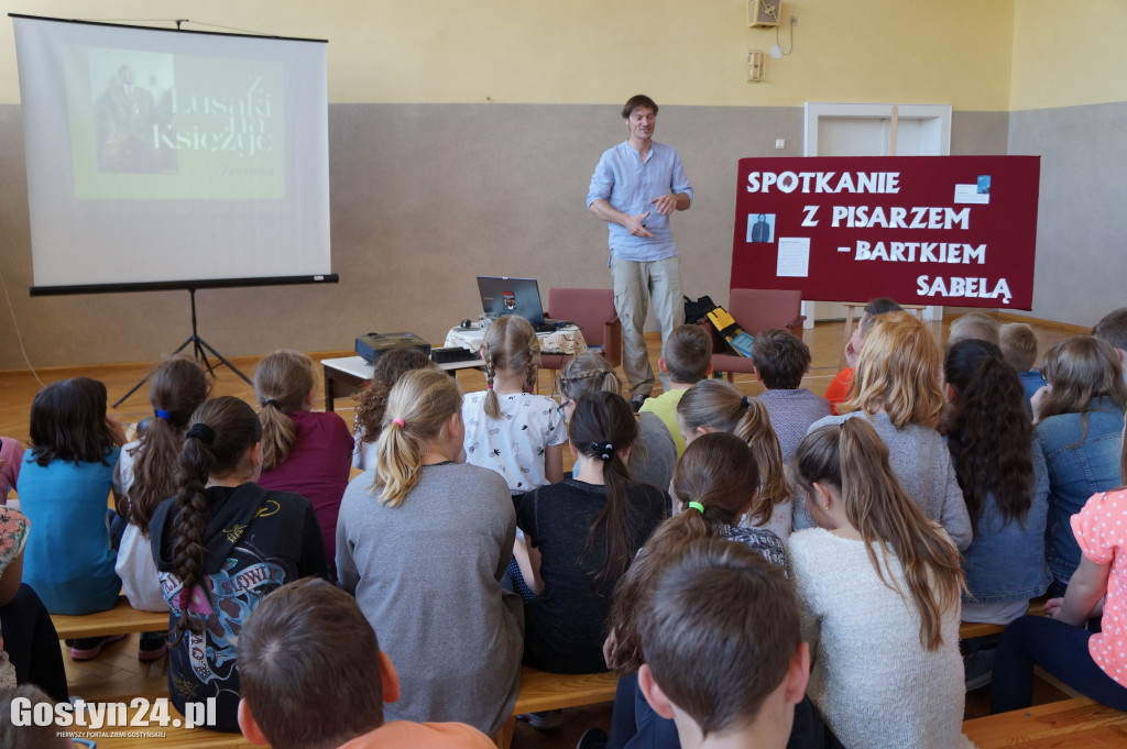 Bartek Sabela w gostyńskiej bibliotece