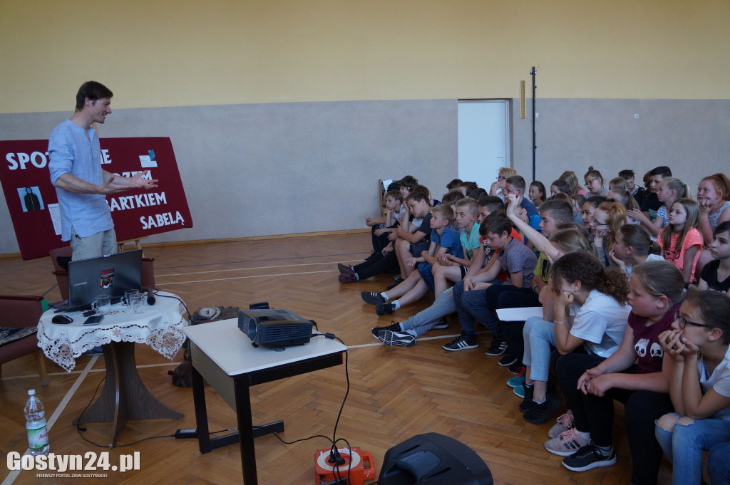 Bartek Sabela w gostyńskiej bibliotece