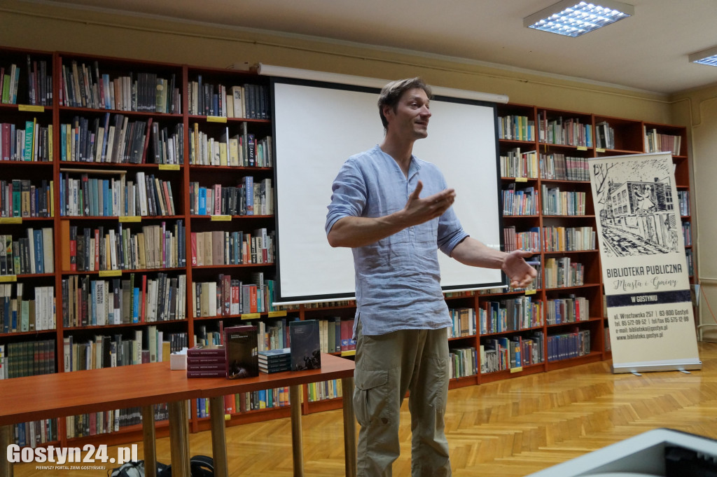 Bartek Sabela w gostyńskiej bibliotece