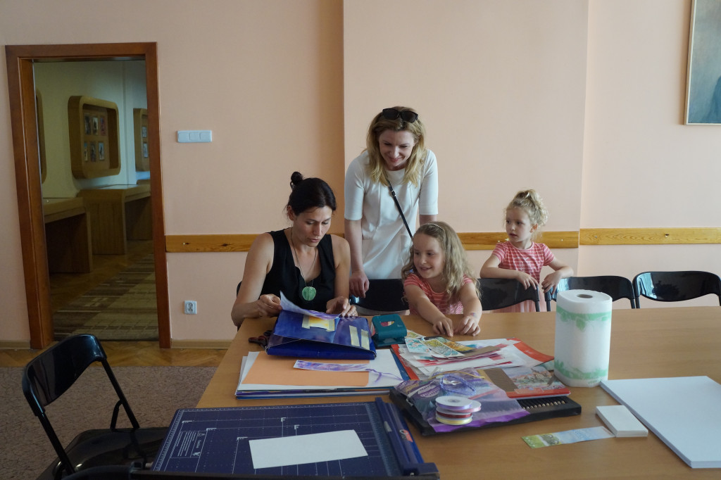 Warsztaty z okazji Dnia Matki w bibliotece