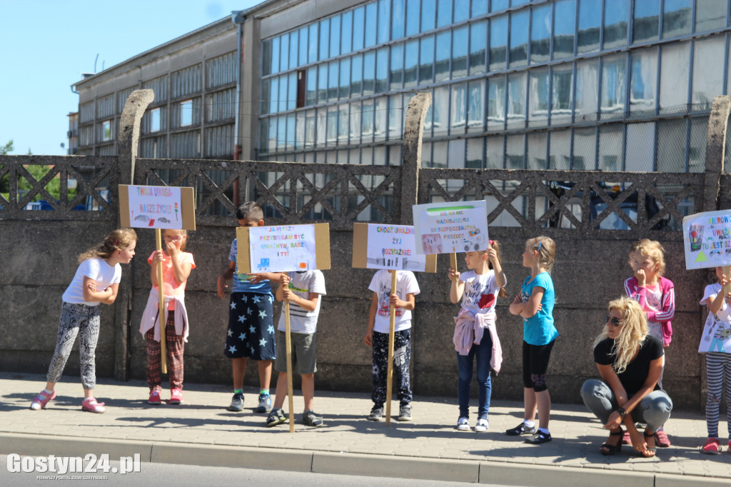 Uczniowie zwracali uwagę na prawa pieszych