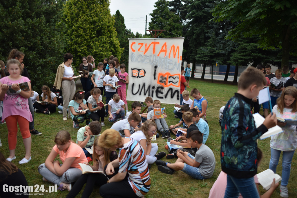 Wszyscy czytali naraz przez pięć minut