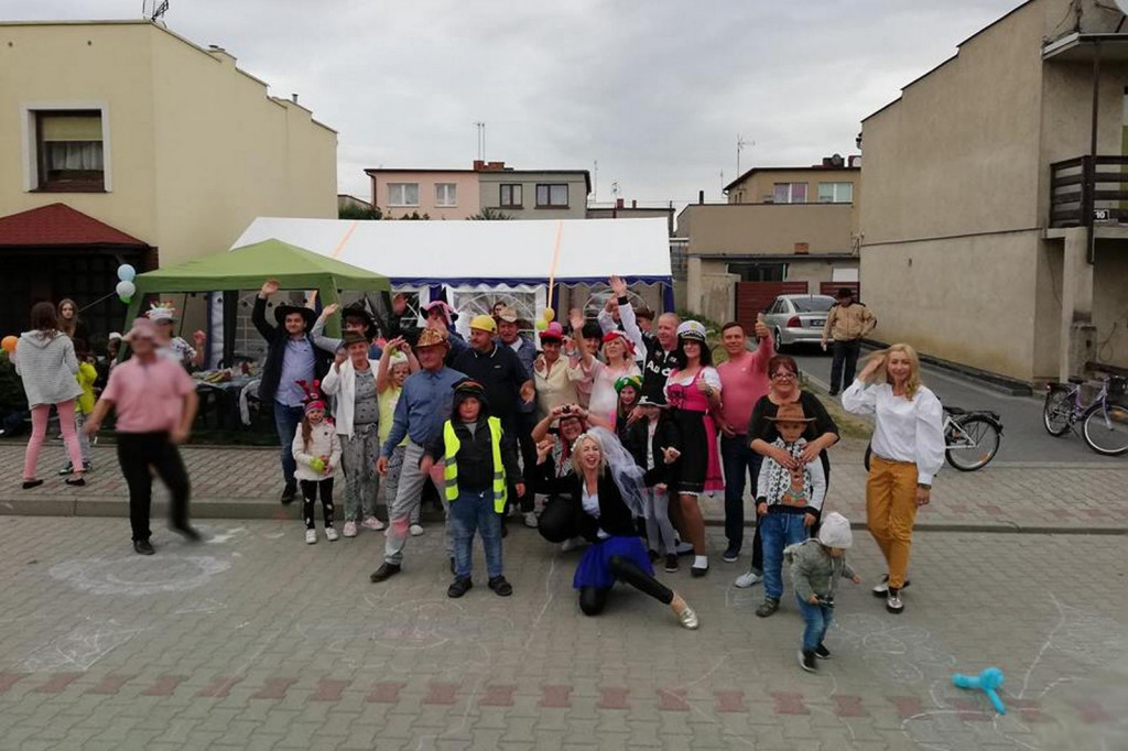 Tańce i śpiewy na środku ulicy...
